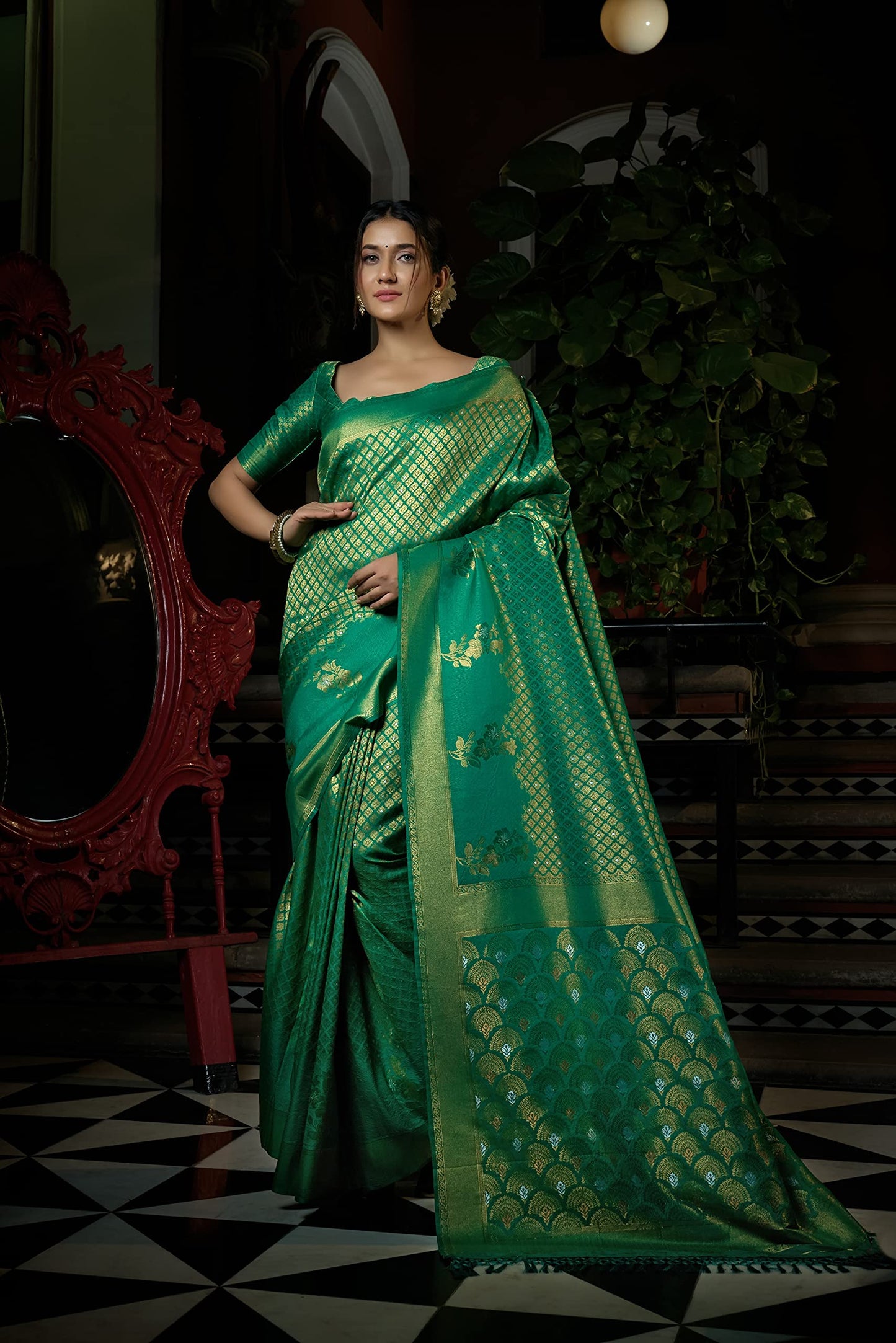 Vardha Women's Kanchipuram Art Silk Saree with Unstitched Blouse Piece - Zari Woven Work Sarees for Wedding (Anamika Silk, 400, Green)