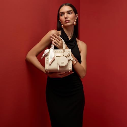 Akiki London Women's Brackley 21 Box Handbag|comes with a Pouch, Scar and Dog Charm|Ladies Small Handbag for Party or Casual Occasion|Textured Finish|Gift for Women