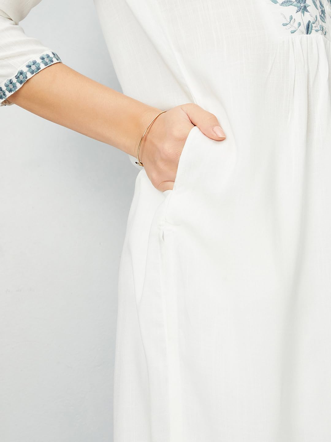 Max Women's Rayon Blend Regular Regular Fit Kurta (Vieksu24Da_Off White_L
