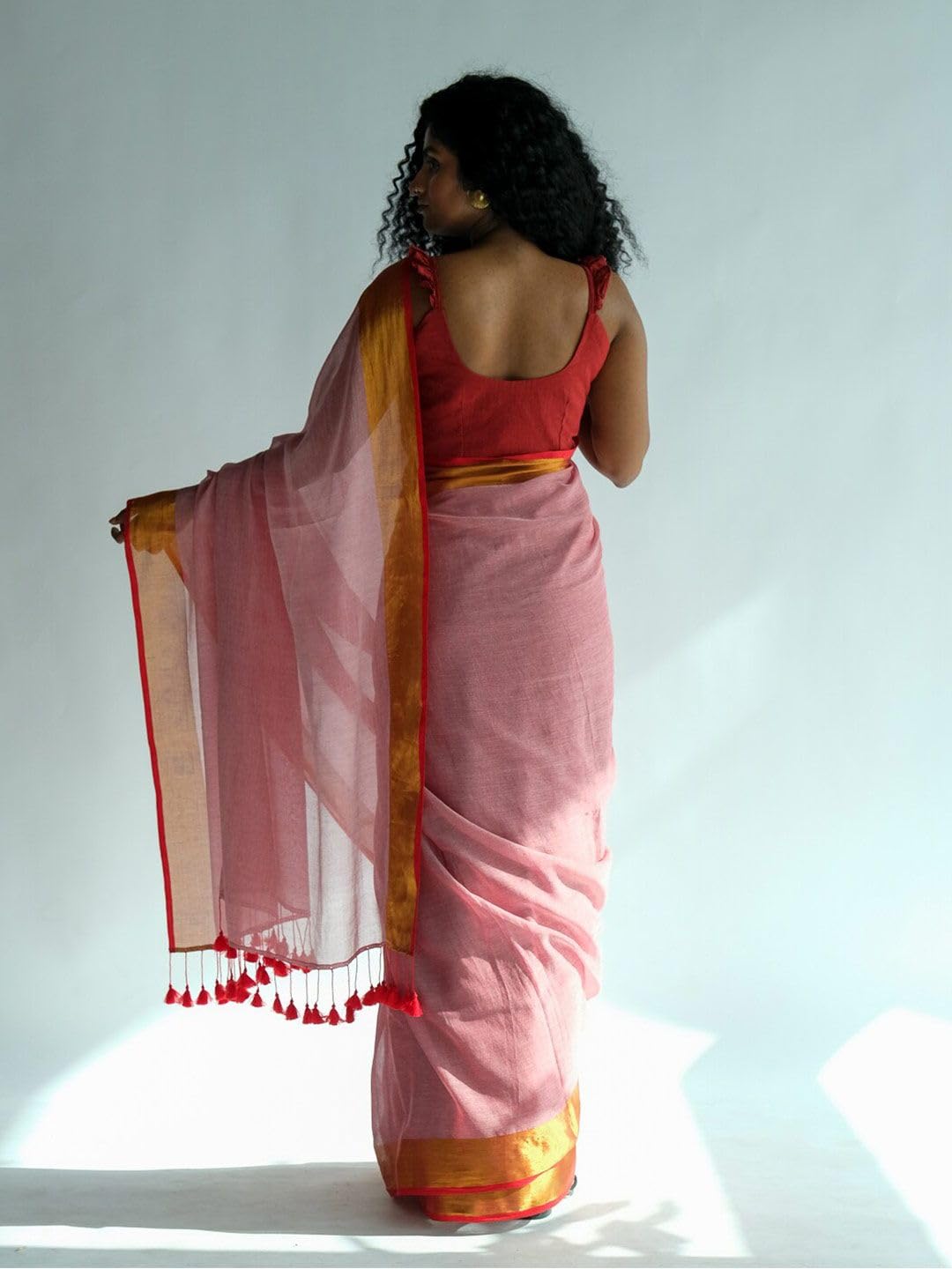 Suta Peach Red Solid Zari Saree