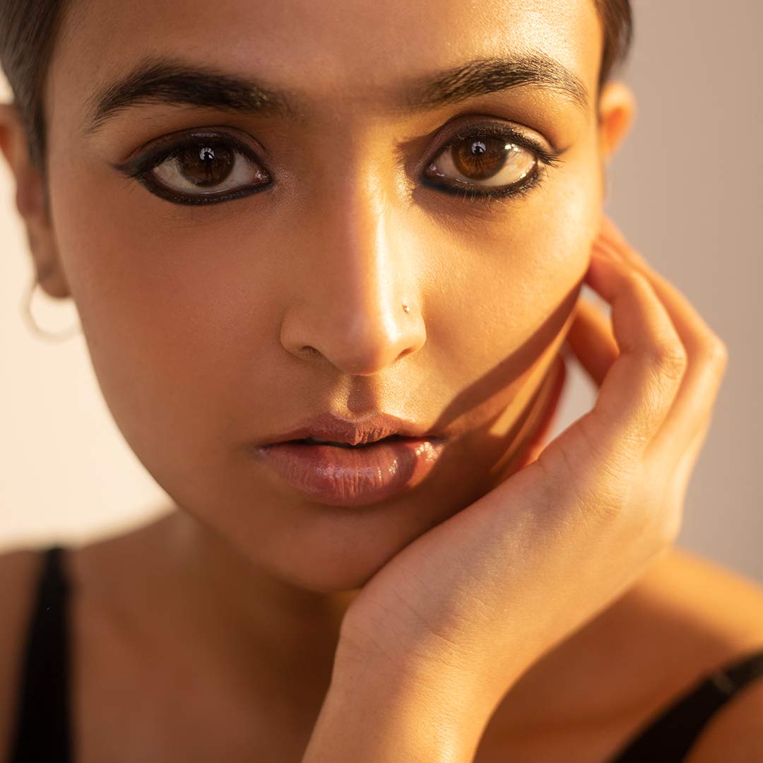 Forest Essentials Gulaab Khaas Pencil Kajal Charcoal Black | Made with Cow Ghee & Rose Petals | Natural Highly Pigmented Kajal | Helps in Cooling & Soothing the Eyes