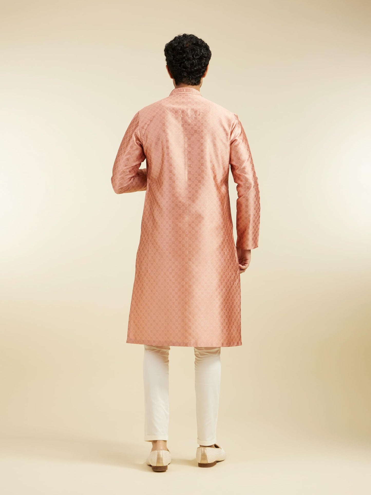 DIWAS BY MANYAVAR Men's Art Silk Jacquard Weave Kurta (Peach,L)