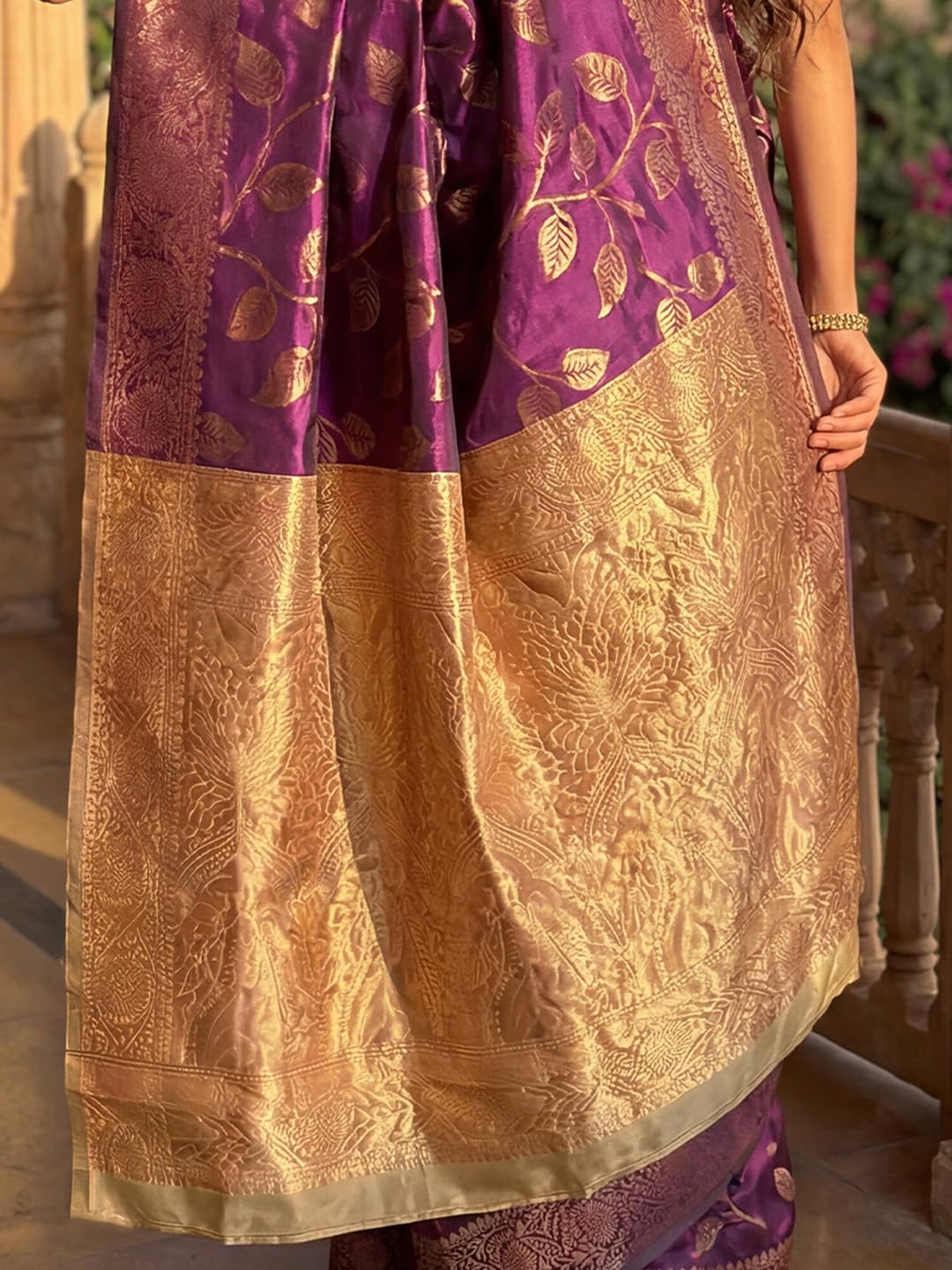 AKHILAM Women's Kanjivaram Woven Soft Silk Saree With Blouse Piece