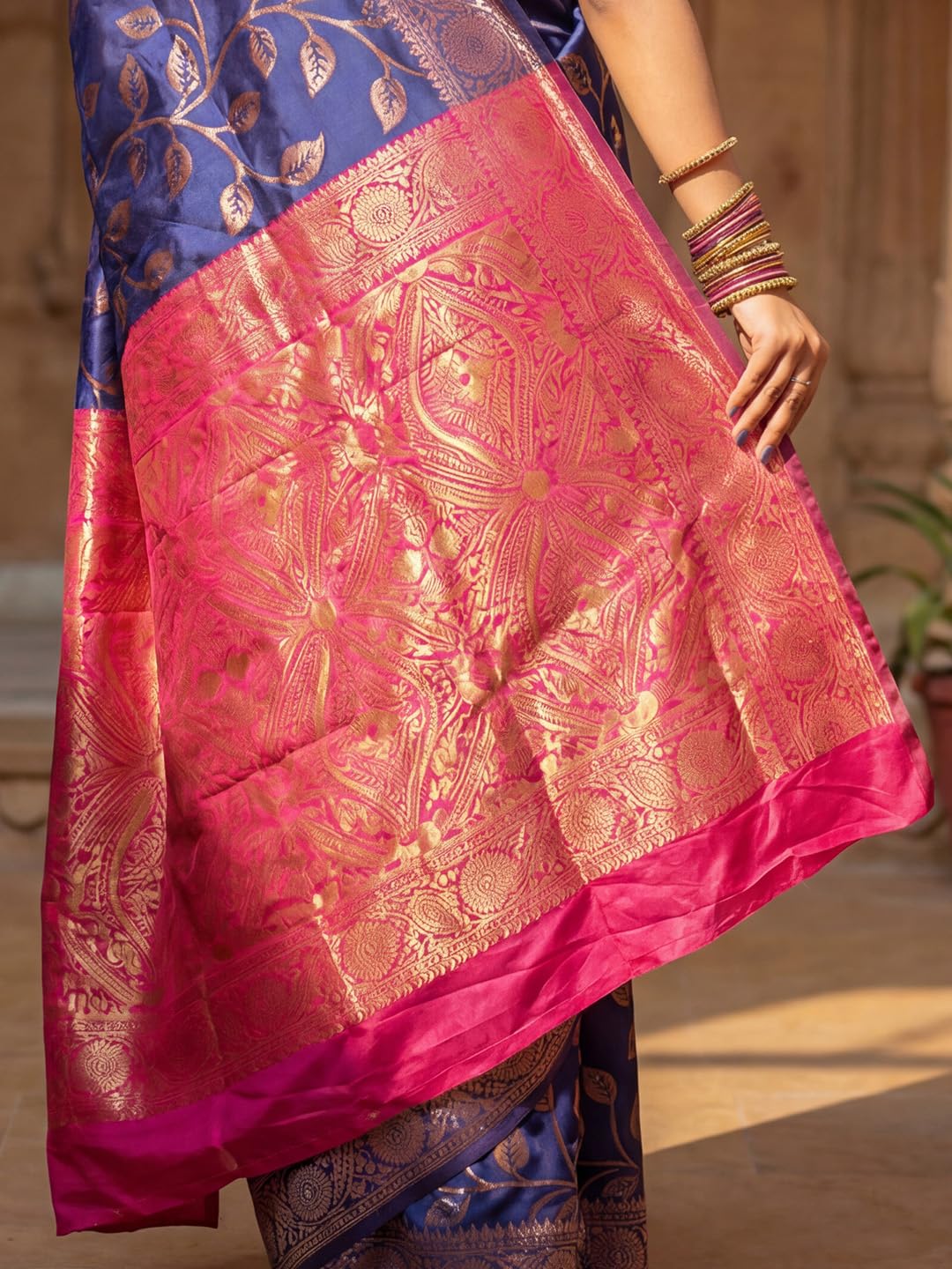 AKHILAM Women's Kanjivaram Woven Soft Silk Saree With Blouse Piece