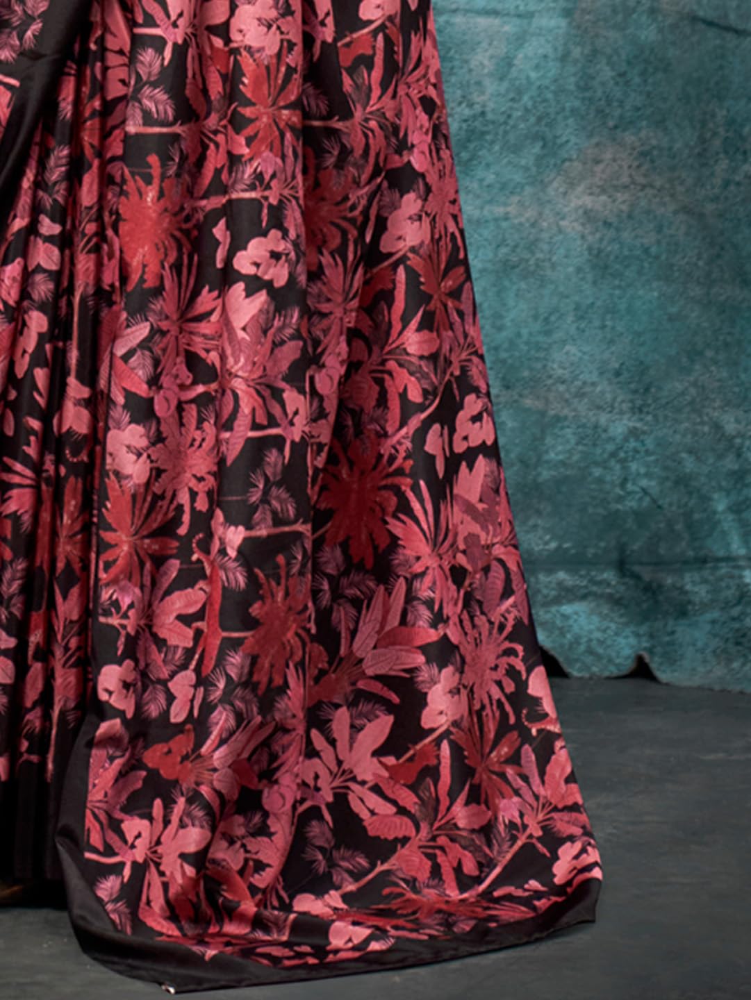 SAREE MALL Women's Black Crepe Bagru Printed Saree With Blouse Piece (KERNIA16002_RB)