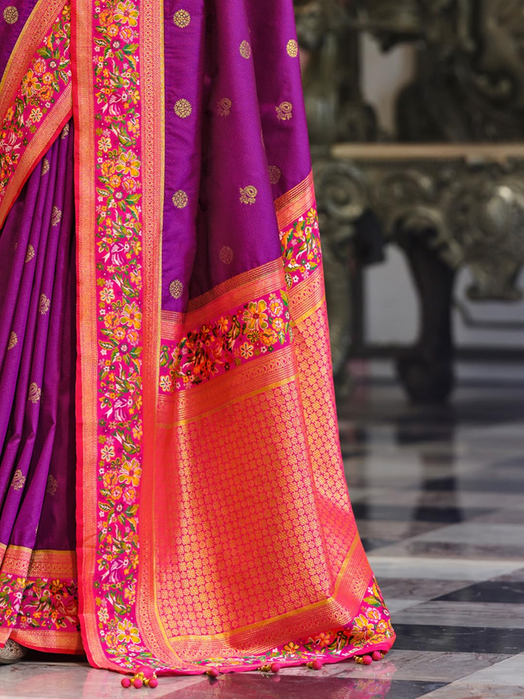 AKHILAM Women's Magenta Silk Blend Ethnic Motif Printed Saree With Unstitched Blouse (MAITRI454_RW)
