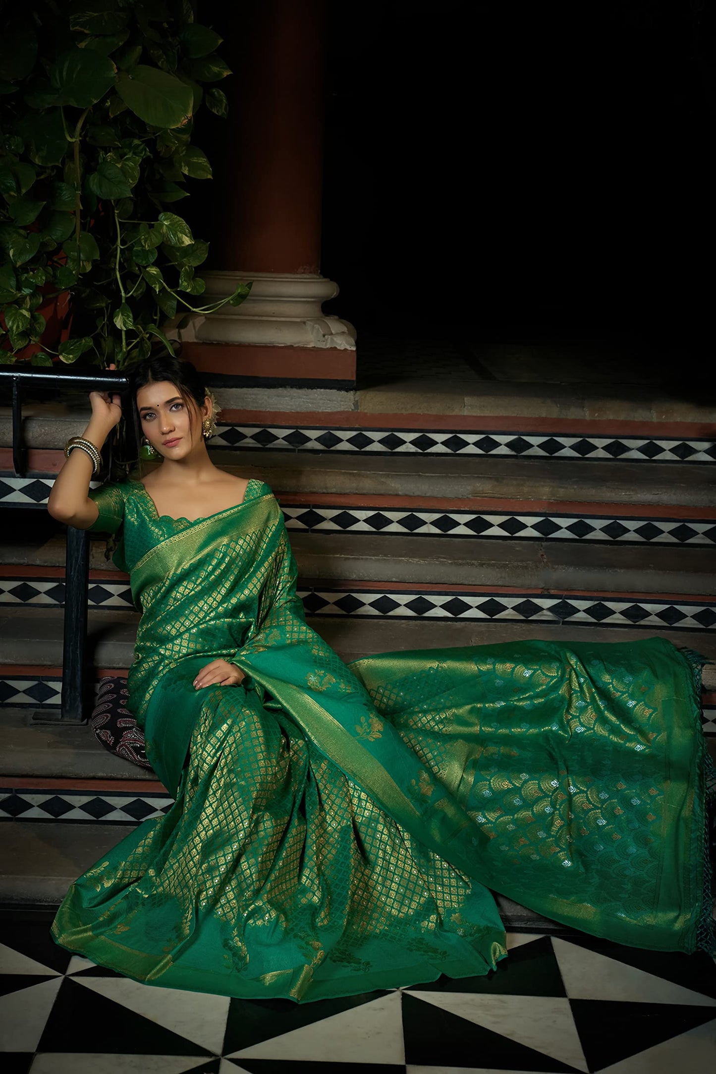 Vardha Women's Kanchipuram Art Silk Saree with Unstitched Blouse Piece - Zari Woven Work Sarees for Wedding (Anamika Silk, 400, Green)