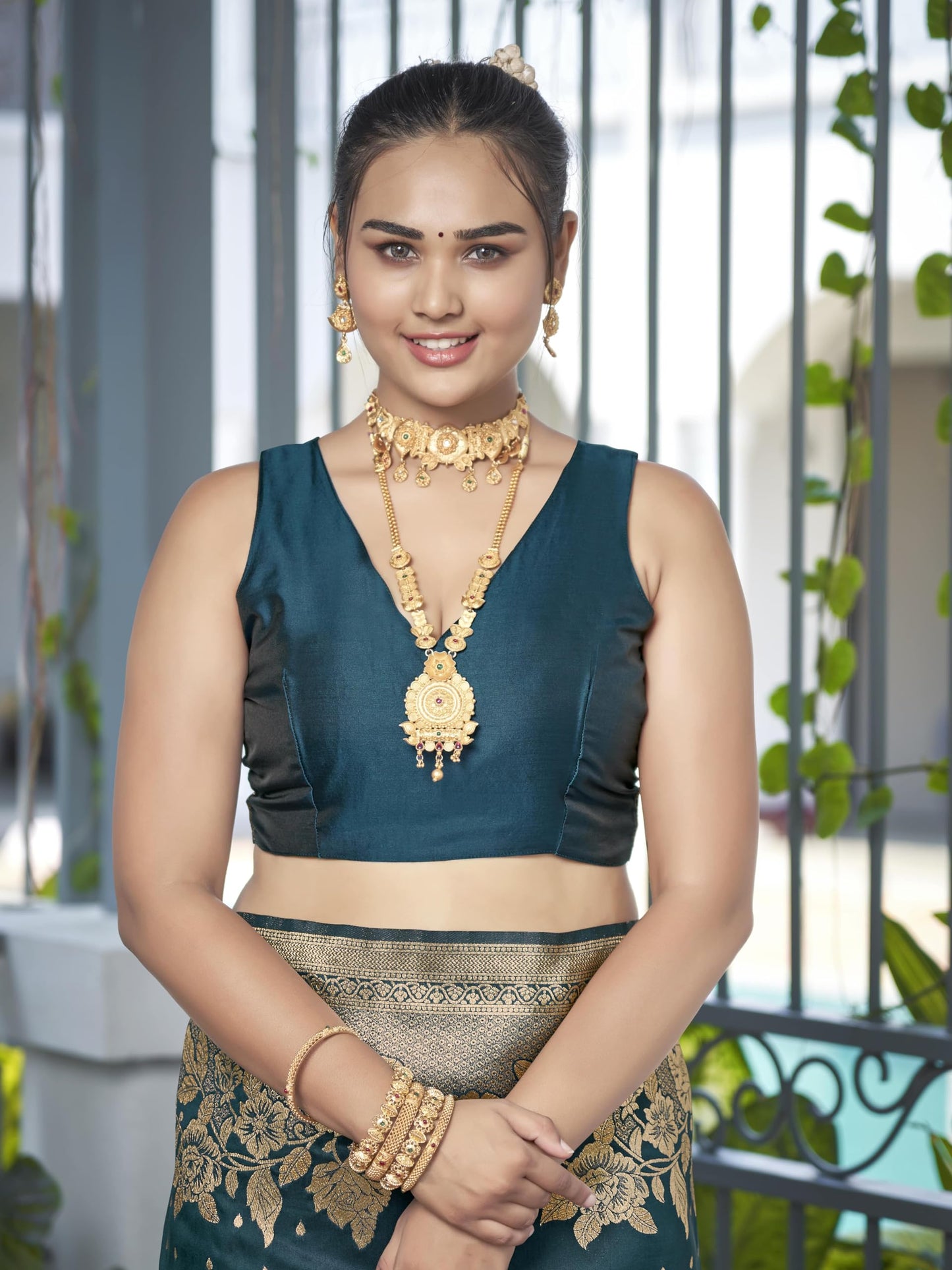 MANOHARI Womens Most Trendy Banarasi Woven Bottol Green Saree With Heavy Jacquard Work Saree With Blouse Piece