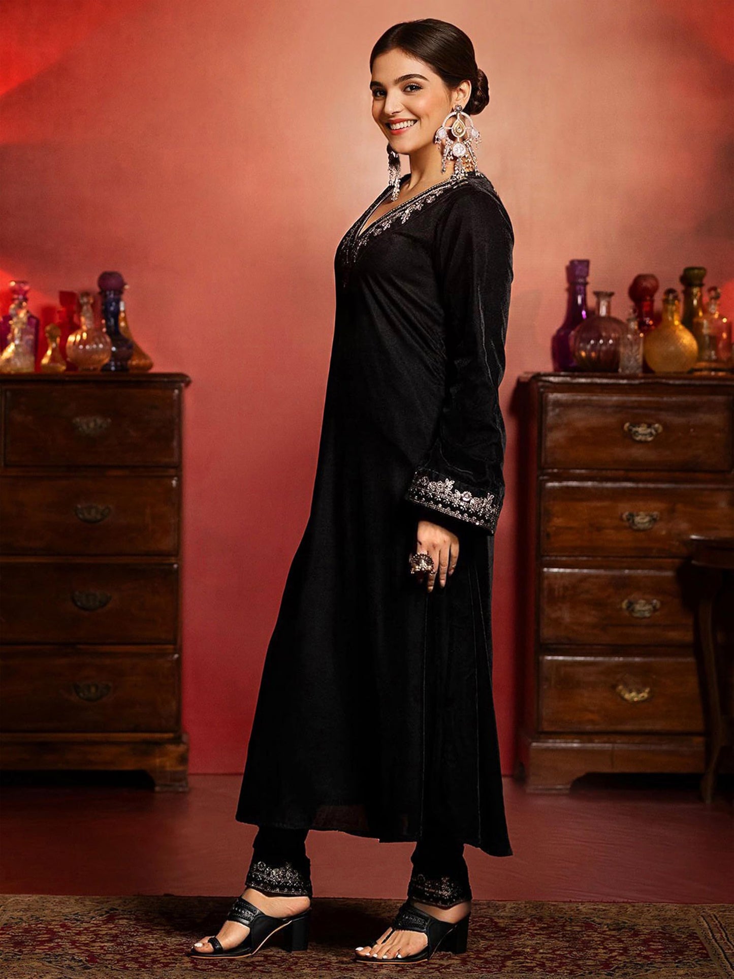 TRENDMALLS Women's Velvet Embroidery Salwar Suit Set Kurta Pant with Dupatta (G322-Black-XL-)