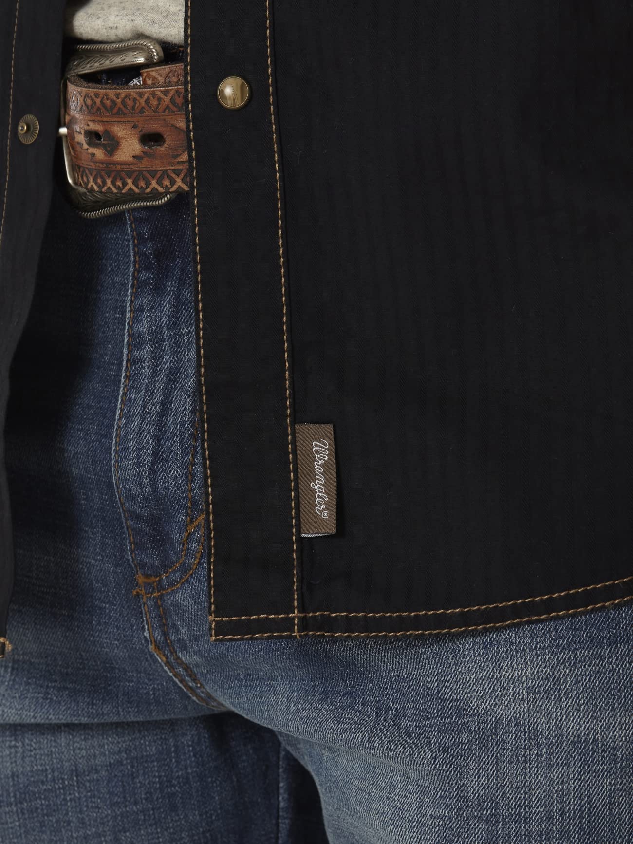 Wrangler Men's Retro Two Pocket Long Sleeve Snap Shirt, Black, Large