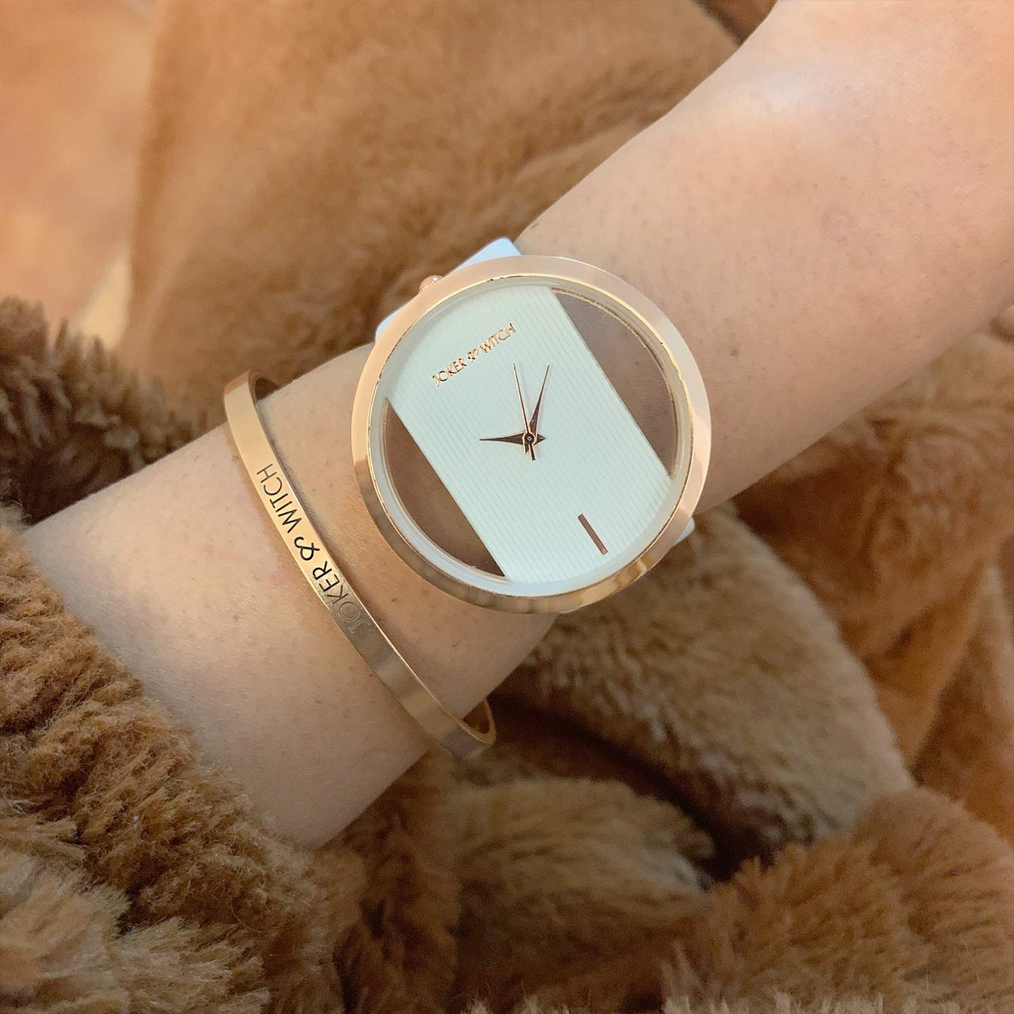 Joker & Witch Leather Vanilla Glitz White Dial Analogue Watch Bracelet Stack For Women, White Band