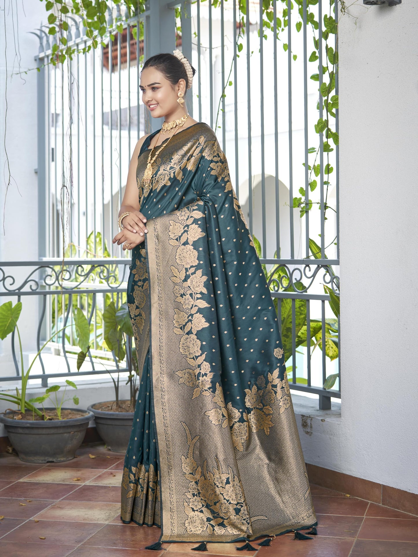 MANOHARI Womens Most Trendy Banarasi Woven Bottol Green Saree With Heavy Jacquard Work Saree With Blouse Piece