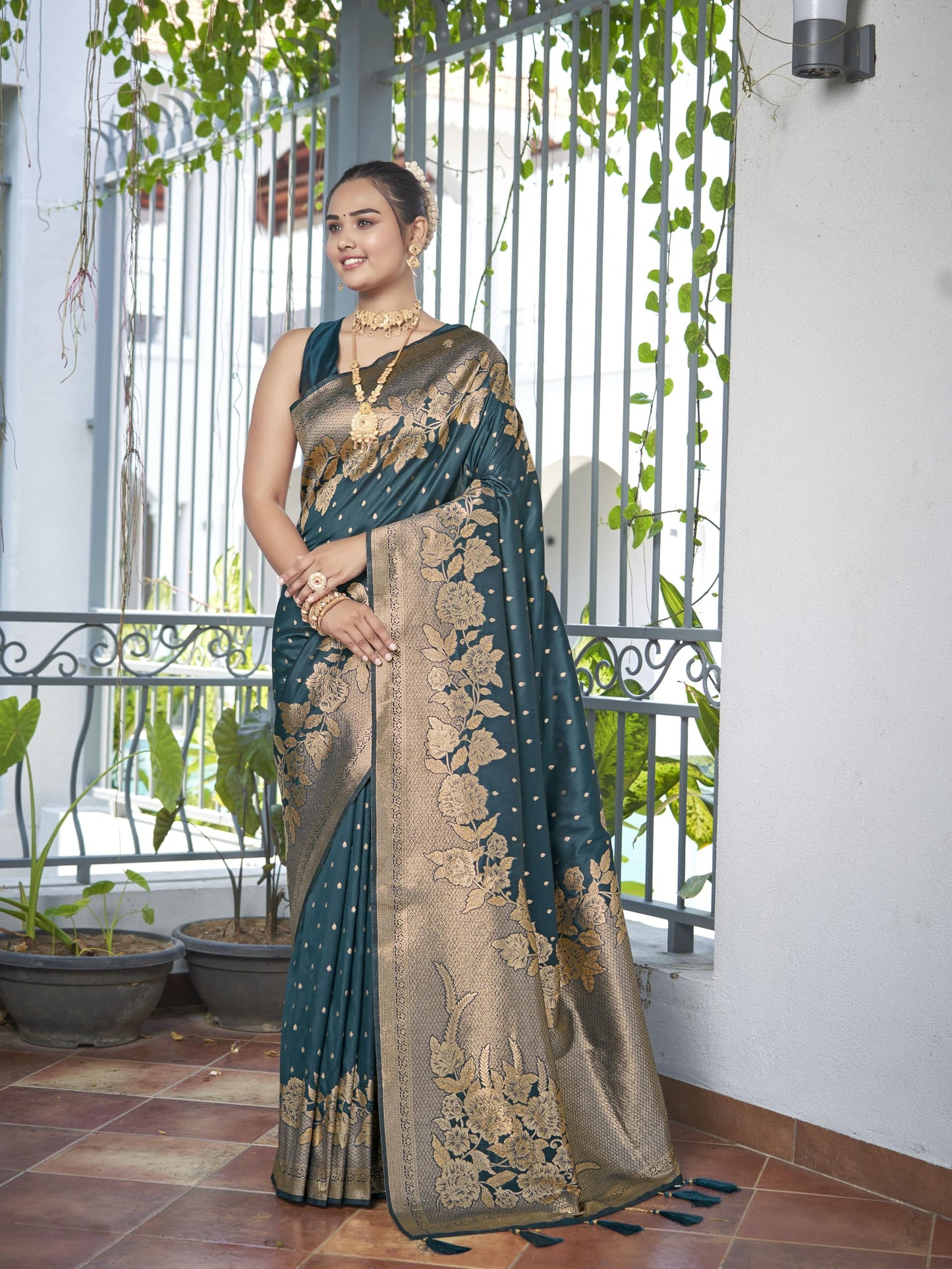 MANOHARI Womens Most Trendy Banarasi Woven Bottol Green Saree With Heavy Jacquard Work Saree With Blouse Piece