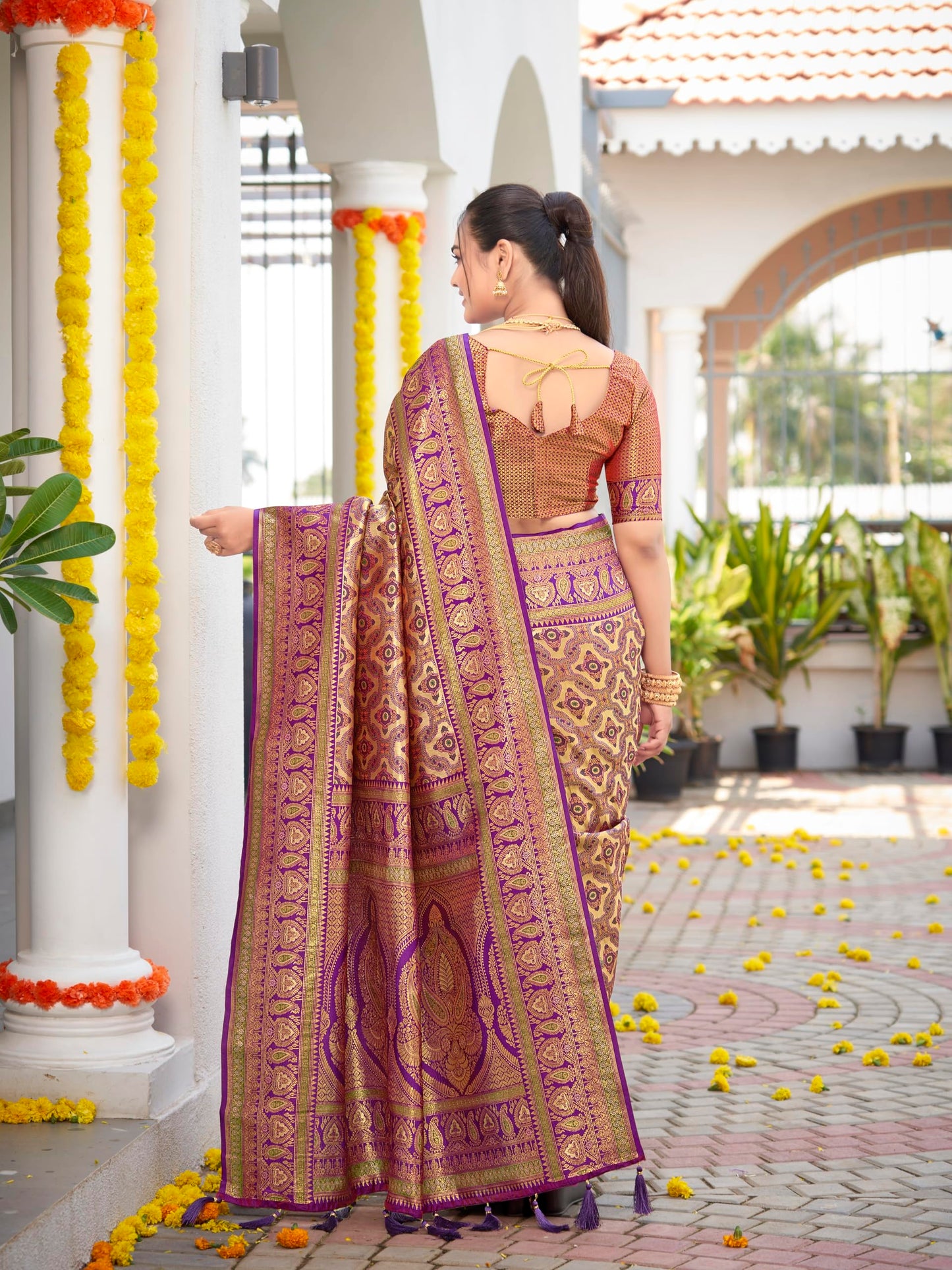 MANOHARI Women's Most Trendy Banarasi Woven Purple Saree With Heavy Jacquard Work Saree With Blouse Piece