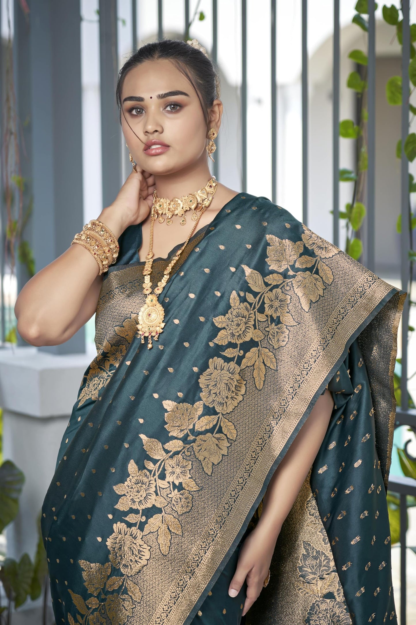 MANOHARI Womens Most Trendy Banarasi Woven Bottol Green Saree With Heavy Jacquard Work Saree With Blouse Piece