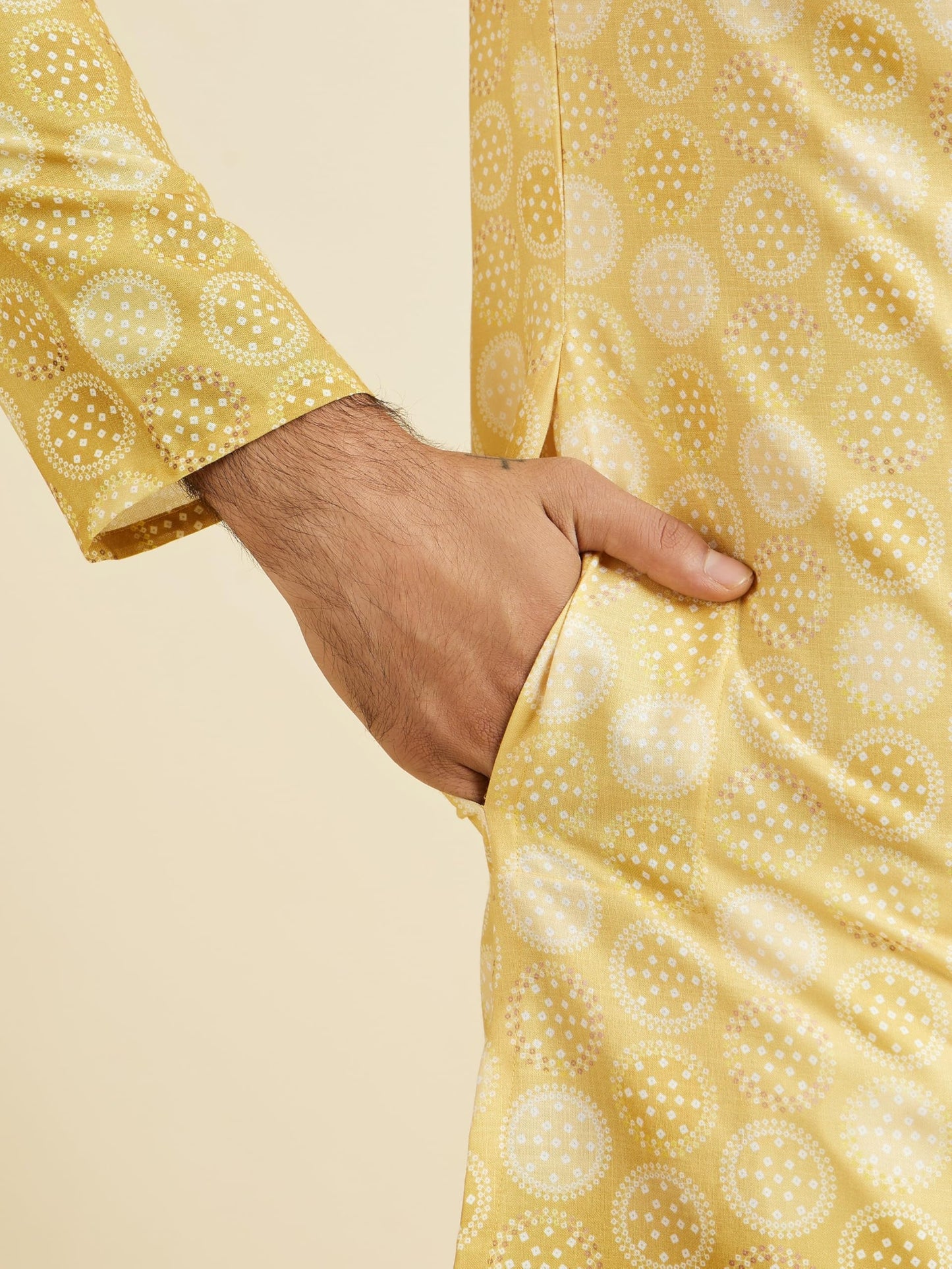 Manyavar Men's Cotton Blend Circular Bandhani Prints Kurta Pyjama Set (2pcs)