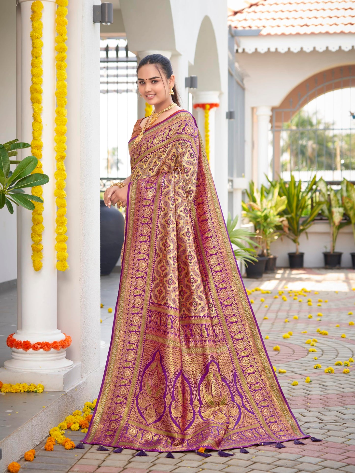 MANOHARI Women's Most Trendy Banarasi Woven Purple Saree With Heavy Jacquard Work Saree With Blouse Piece