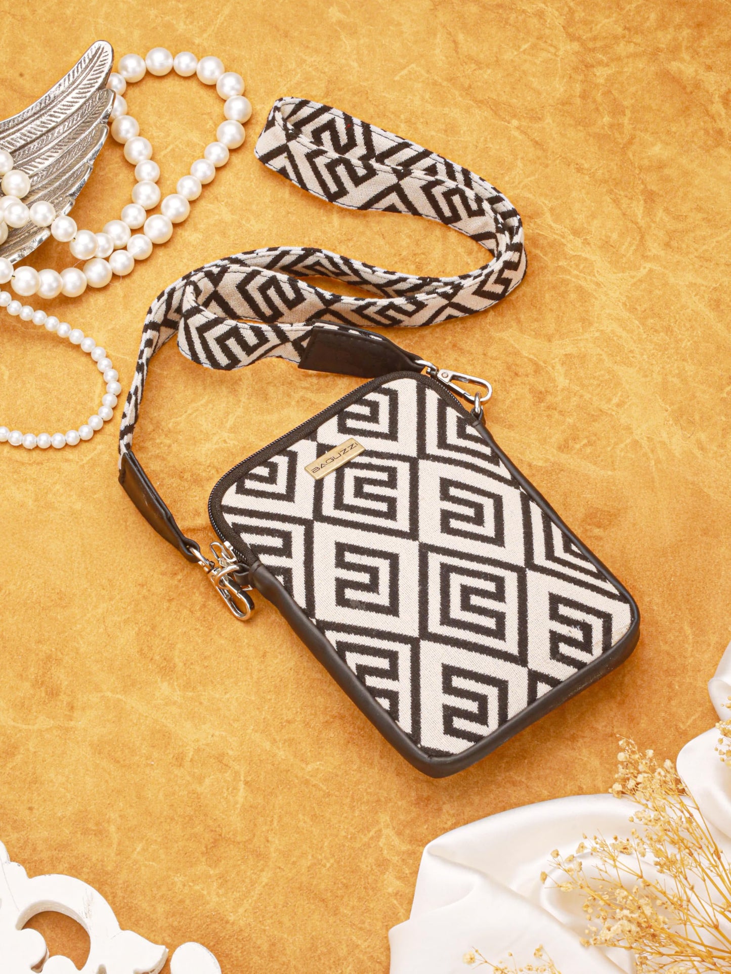 BAGUZZI Crossbody Mobile Sling Bag for Women | Stylish Women's Sling Bag | Vegan Leather Ladies Purse for Mobile Phone with Detachable Keychain and Adjustable Strap | Mobile Pouch,Sling Bag for Women
