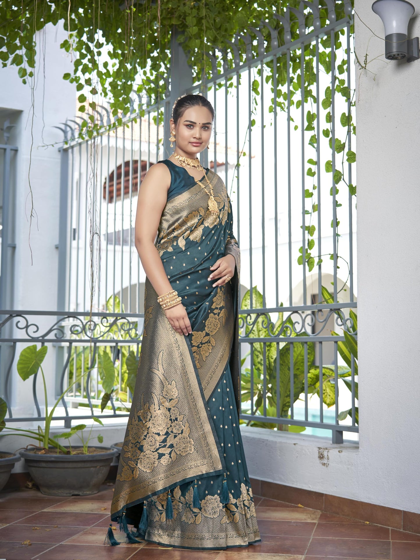 MANOHARI Womens Most Trendy Banarasi Woven Bottol Green Saree With Heavy Jacquard Work Saree With Blouse Piece
